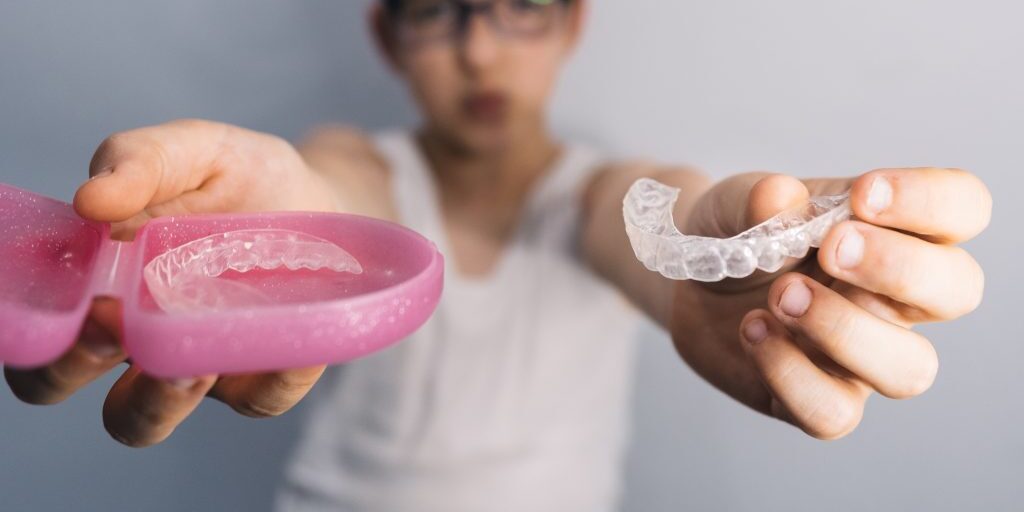 ortodoncia-invisible-adolescentes-niños-clinica-dental-estudio ortodoncia-invisible-adolescentes-niños-clinica-dental-estudio